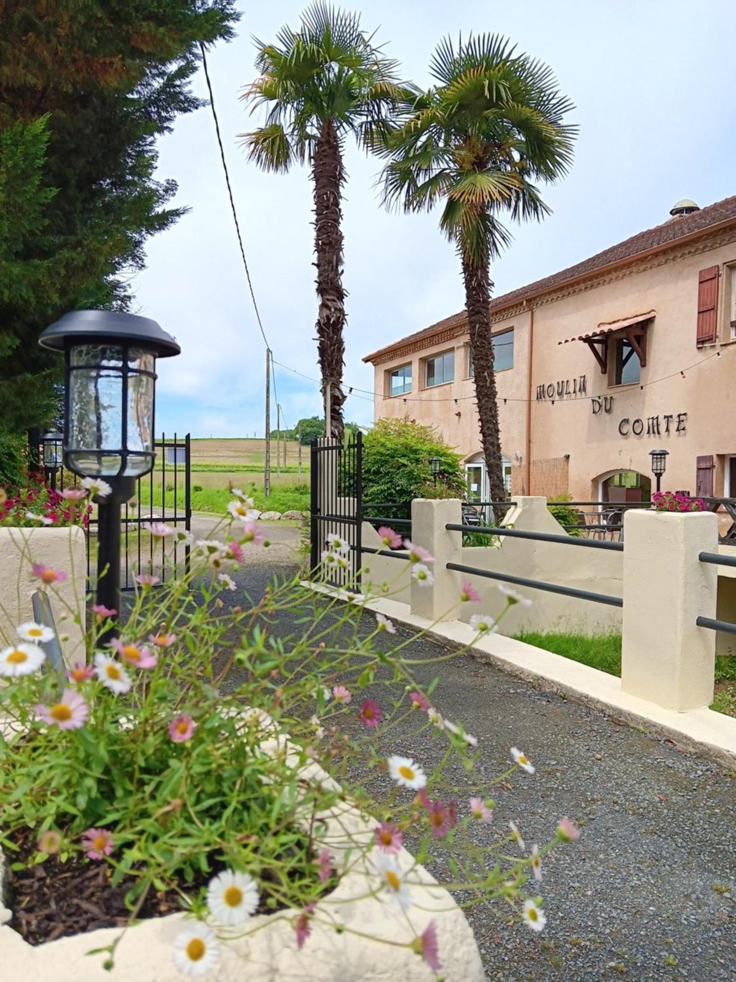 Gite Au Moulin Du Comte Bourrouillan Exterior foto